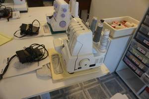 lot 5 image: White Speedy Lock Model 1634 SergerSewing Machine