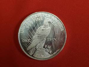 lot 24 image: 1 Silver Peace Dollar