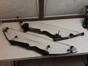 lot 11 image: Vintage Compound Bows 1-Left Handed Unknown Brand