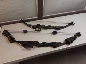 lot 14 image: 2-Vintage Compound Bows PSE Nova Left & Mountaineer Archery Left