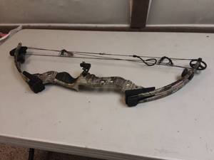 lot 28 image: Buckmasters BTR Compound Bow Right Handed