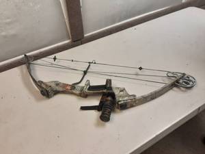 lot 30 image: Martin Magnum Jaguar Compound Bow Right Handed