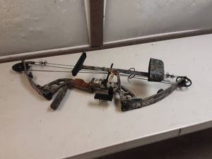 lot 32 image: PSE Baby G Compound Bow With Quiver, Sight & Stabilizer Right Handed