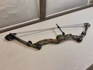 lot 33 image: High Country HCA Compound Bow Right Handed