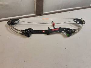 lot 34 image: PSE Mini Burner Youth Compound Bow Right Handed