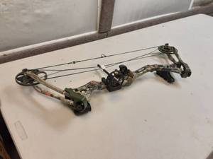 lot 36 image: Bear Apprentice Youth Compound Bow Right Handed