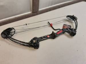 lot 37 image: New PSE Mini Burner Youth Compound Bow Right Handed