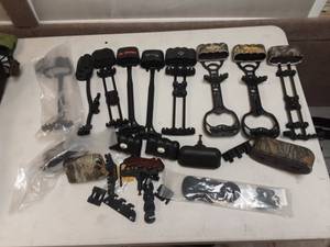 lot 63 image: 9 Arrow Quiver & Parts
