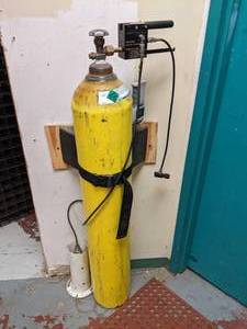 lot 208 image: Co2 Paint Ball Fill Station With Tank & Mount
