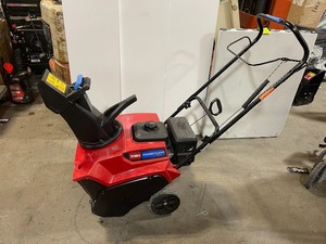 Toro Power Clear 721 E 21 in. 212 cc Single-Stage Self Propelled Electric Start Gas Snow Blower In working conditions see the pictures