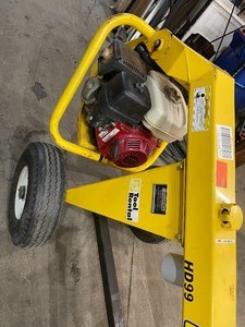lot 50 image: Towable Hydraulic Auger Rental by Ground Hog For parts or repair