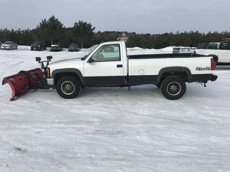 lot 4 image: 2000 Chevy Silverado K3500 4x4 w Plow