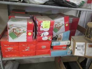 lot 195 image: shelf of gingerbread houses and oth...