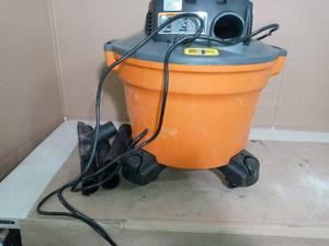 lot 20 image: 9 Gallon wetdry Vac by Ridgid- used