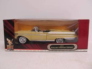 lot 15 image: Road Signature Diecast Metal 1957 Mercury Turnpike Cruiser