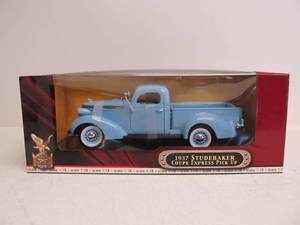 lot 16 image: Road Signature Diecast Metal 1937 Studebaker Coupe Express Pickup - Blue