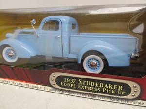 lot 17 image: Road Signature Diecast Metal 1937 Studebaker Coupe Express Pickup - Blue