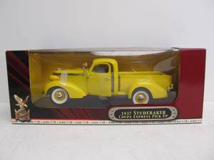 lot 18 image: Road Signature Diecast Metal 1937 Studebaker Coupe Express Pickup - Yellow