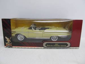 lot 20 image: Road Signature Diecast Metal 1957 Mercury Turnpike Cruiser