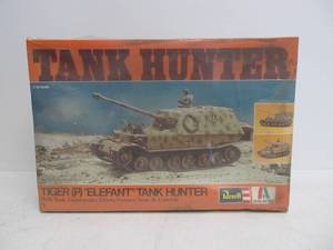lot 25 image: Vintage Revell German Tiger (P) Elefant Tank Hunter