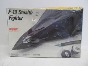 lot 26 image: Vintage Testors F-19 Stealth Fighter