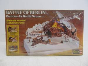 lot 43 image: Vintage Revell - Famous Air Battle Scene - Battle of Berlin