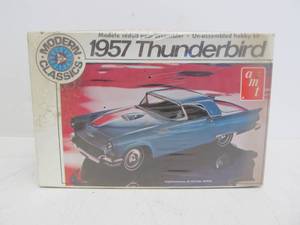 lot 49 image: Vintage AMT Modern Classics 1957 Ford Thunderbird