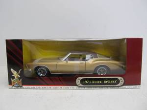 lot 81 image: Road Signature Diecast Metal 1971 Buick Riviera