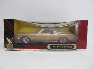 lot 89 image: Road Signature Diecast Metal 1971 Buick Riviera