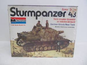 lot 100 image: Vintage Monogram German Sturmpanzer 43 Grizzly Bear Tank