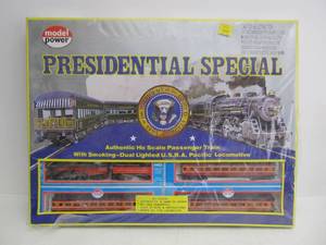 lot 105 image: Large NOS Vintage MODEL POWER Presidential Special HO Train Set