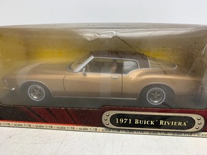 lot 88 image: Road Signature Diecast Metal 1971 Buick Riviera