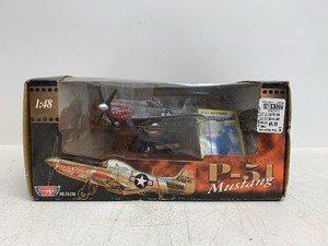 lot 124 image: Motor Max Diecast Metal P-51 Mustang