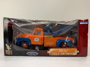 lot 177 image: Road Signature Diecast Metal 1953 Ford F-100 Wrecker
