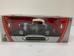 lot 264 image: Road Signature Diecast Metal  1932 Ford Roadster Street Rod