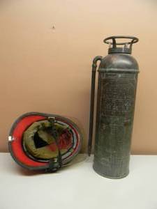 lot 8 image: VINTAGE FIREDOME FIRE HELMET & VINTAGE ERWIN 3 GALLON FIRE FOAM EXTINGUISHER MODEL NO.B - GREAT SET - SEE PICTURES