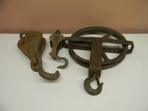 lot 28 image: VINTAGE LARGE TO SMALL PULLEY SET - GREAT SET - SEE PICTURES
