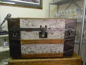 lot 31 image: VINTAGE ORNATE TRUNK - SEE PICTURES