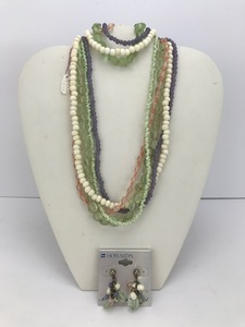 lot 23 image: Howards Jewelry Set
