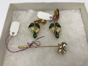 lot 64 image: Vintage&nbspLapel Pin & Clip-on Earring Set
