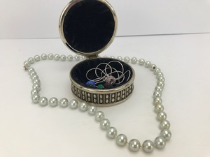 lot 66 image: Vintage Assorted Jewelry & Case