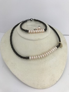 lot 104 image: Jewelry Set & Display