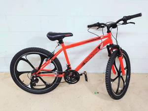 lot 500 image: Mongoose 24 Boys Mongoose Alert Mountain Bike