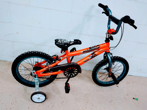 lot 504 image: Mongoose Kids Bike With Training Wheels