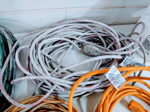 lot 526 image: Bucket of Extension Cords