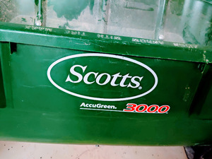 lot 520 image: Scotts AccuGreen 3000 Spreader