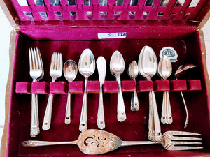 lot 571 image: 1847 Rogers Bros Silverware (Silver Plated)