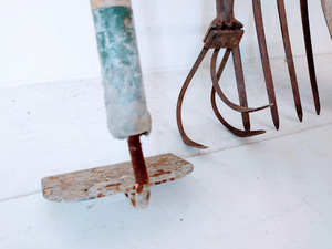 lot 582 image: Classic Gardening tools