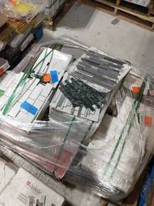 lot 32 image: Pallet of assorted flooring