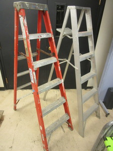 lot 511 image: LOUISVILLE LADDER CO. 6 STEP LADDER - OSHA APPROVED, METAL 6 STEP LADDER
